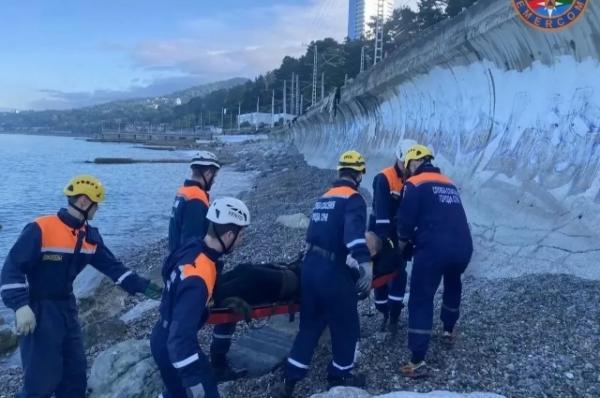 
В Сочи мужчина сорвался с опорной стены на камни и повредил спину    