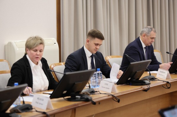 Вениамин Кондратьев проверил сроки строительства спортивных и социальных объектов