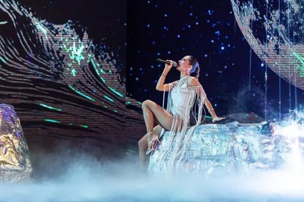 
Марина Кравец восхитилась выступлением сочинской певицы в телешоу                    