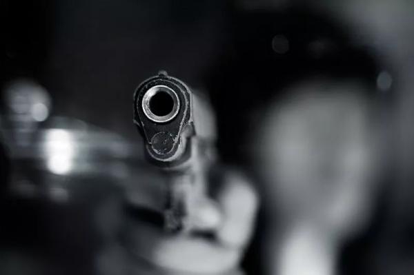 В Якутии местный житель устроил стрельбу из пистолета в ночном клубе
В Якутии местный житель устроил стрельбу из пистолета в ночном клубе