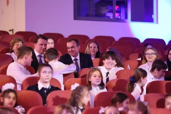 Губернатор Краснодарского края Вениамин Кондратьев осмотрел построенную по нацпроекту «Образование» гимназию в Сочи
Губернатор Краснодарского края Вениамин Кондратьев осмотрел построенную по нацпроекту «Образование» гимназию в Сочи