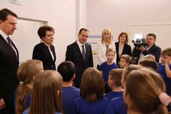 Губернатор Краснодарского края Вениамин Кондратьев осмотрел построенную по нацпроекту «Образование» гимназию в Сочи
Губернатор Краснодарского края Вениамин Кондратьев осмотрел построенную по нацпроекту «Образование» гимназию в Сочи