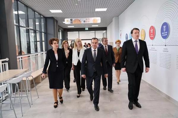 Губернатор Краснодарского края Вениамин Кондратьев осмотрел построенную по нацпроекту «Образование» гимназию в Сочи
Губернатор Краснодарского края Вениамин Кондратьев осмотрел построенную по нацпроекту «Образование» гимназию в Сочи