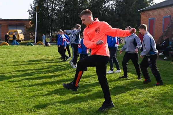 Игроки ПФК «Краснодар-ЮМР» сыграли в футбол с учениками школы-интерната
Игроки ПФК «Краснодар-ЮМР» сыграли в футбол с учениками школы-интерната