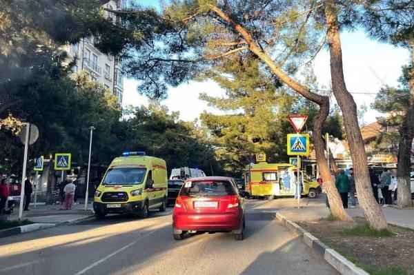 
Маршрутка с пассажирами опрокинулась после ДТП в центре Геленджика. Пострадали шесть человек                    