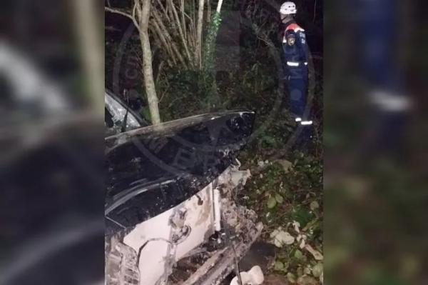 
В Сочи женщину выбросило из опрокинувшейся в кювет иномарки. Она в больнице                    