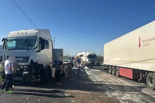
&laquo;Газель&raquo; дорожной службы повредила несколько метров ограждения после столкновения с фурой в Краснодаре                    