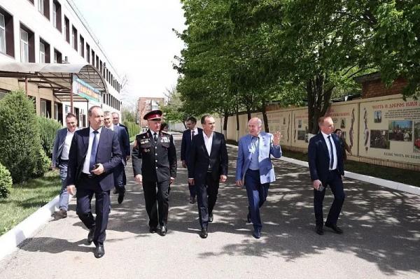 Губернатор Вениамин Кондратьев посетил Ейский казачий кадетский корпус
Губернатор Вениамин Кондратьев посетил Ейский казачий кадетский корпус