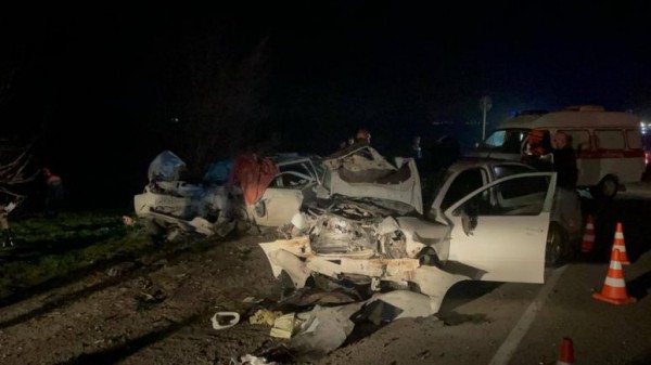 На Кубани в лобовом ДТП пострадали шесть человек, один погиб На Кубани в лобовом ДТП пострадали шесть человек, один погиб