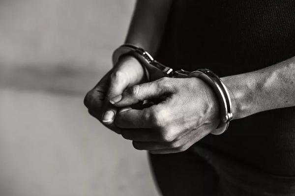 Школьники попытались поджечь вертолет на аэродроме
Школьники попытались поджечь вертолет на аэродроме