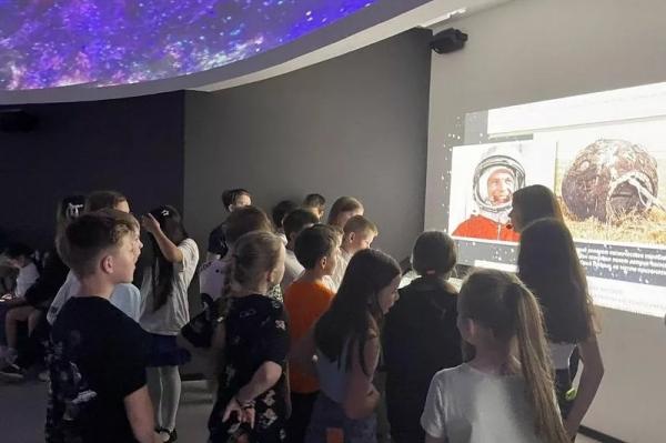 Выставки, лекции, интерактивные программы: в учреждениях культуры Краснодарского края проходят мероприятия ко Дню космонавтики
Выставки, лекции, интерактивные программы: в учреждениях культуры Краснодарского края проходят мероприятия ко Дню космонавтики