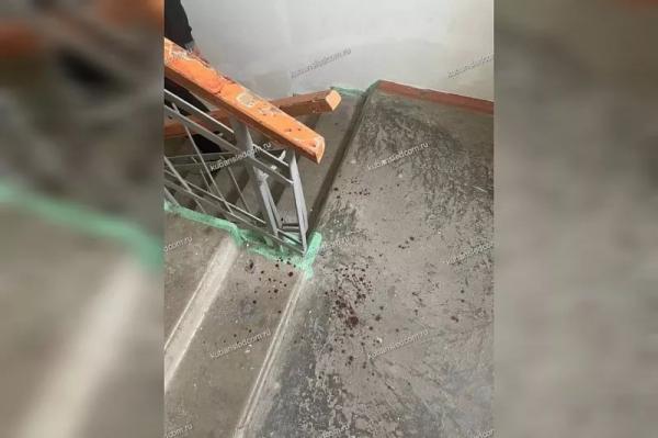 
Жителю Краснодара удалось выжить после четырех ударов ножом в грудь в подъезде многоэтажки                    