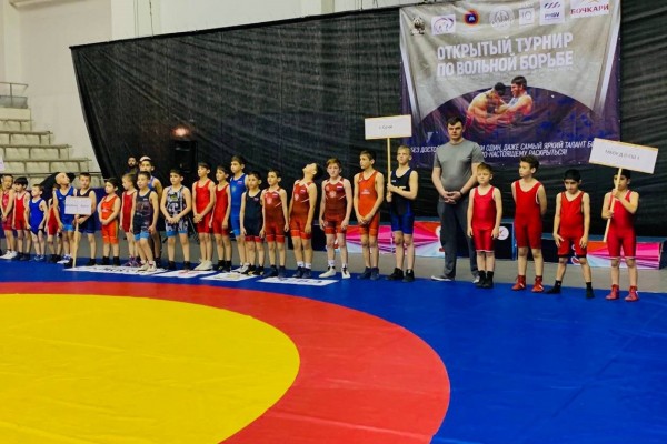 Межрегиональный турнир по вольной борьбе стартовал в Краснодаре