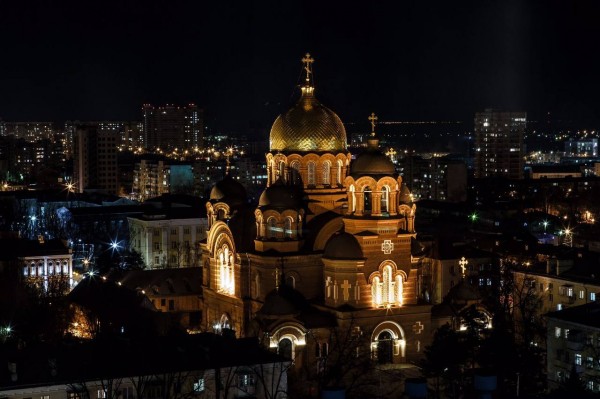 Вениамин Кондратьев принимает участие в пасхальном богослужении в Свято-Екатерининском кафедральном соборе Краснодара