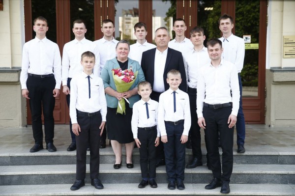 Впервые в Краснодарском крае жительница Усть-Лабинского района удостоена ордена «Мать-героиня» Впервые в Краснодарском крае жительница Усть-Лабинского района удостоена ордена «Мать-героиня»
