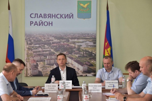 Вице-губернатор Андрей Прошунин осмотрел аварийно-опасные участки дорог в Славянском районе