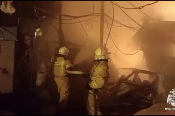 
Крупный пожар в деревообрабатывающем цехе тушат в Краснодарском крае                    