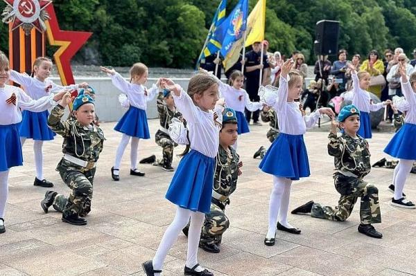 Праздник в Сочи: как жители и гости курорта отмечают День Победы
Праздник в Сочи: как жители и гости курорта отмечают День Победы