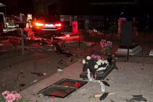Проехала по могилам. Девушка на BMW разгромила кладбище в Краснодарском крае
Проехала по могилам. Девушка на BMW разгромила кладбище в Краснодарском крае