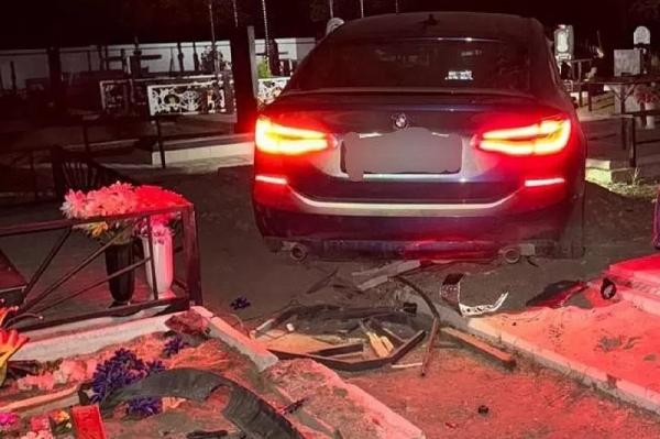 Проехала по могилам. Девушка на BMW разгромила кладбище в Краснодарском крае
Проехала по могилам. Девушка на BMW разгромила кладбище в Краснодарском крае