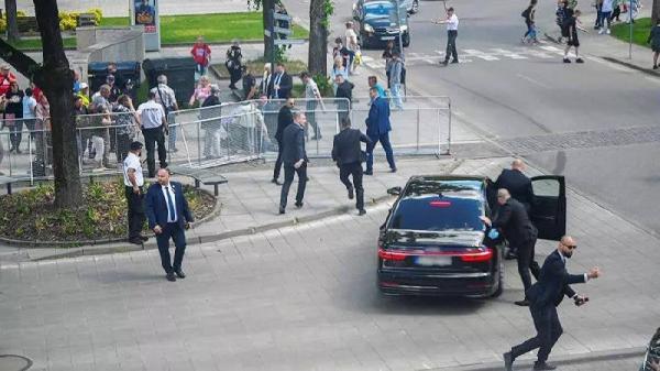 В Словакии расстреляли премьер-министра страны Роберта Фицо
В Словакии расстреляли премьер-министра страны Роберта Фицо