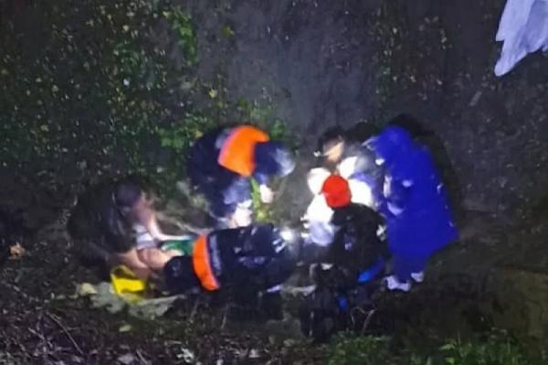 
Женщина упала с шестиметрового обрыва под Туапсе                    