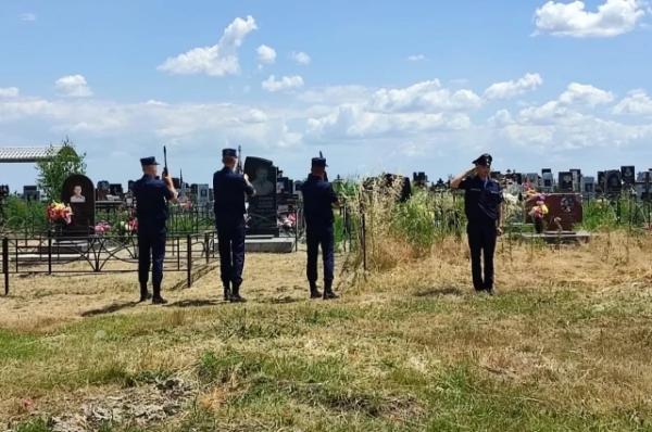 Погибшую на пляже в Севастополе девочку похоронили с воинскими почестями
Погибшую на пляже в Севастополе девочку похоронили с воинскими почестями