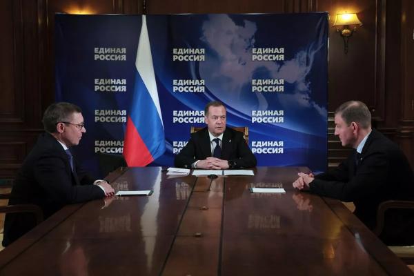 Председатель «Единой России» Дмитрий Медведев назначил полпреда Президента в Уральском федеральном округе Владимира Якушева врио секретаря Генсовета партии
Председатель «Единой России» Дмитрий Медведев назначил полпреда Президента в Уральском федеральном округе Владимира Якушева врио секретаря Генсовета партии