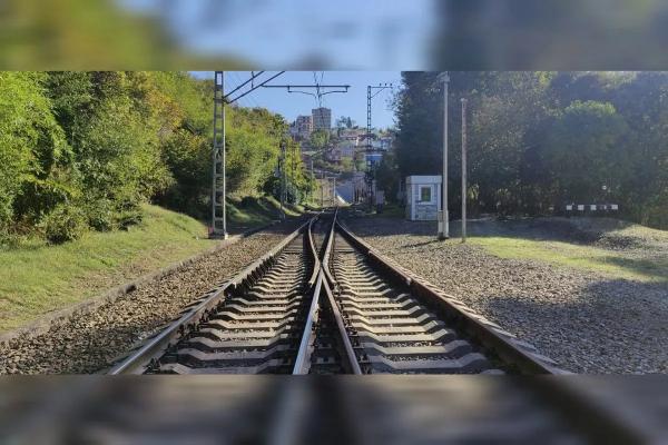 
Задела по касательной. Мужчина выжил после удара электрички в Сочи                    