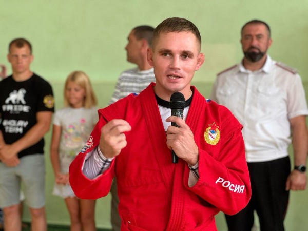 В Калининском районе провели мастер-класс чемпиона мира и Европы по боевому самбо Федора Дурыманова