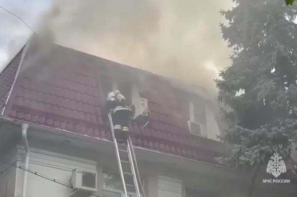
МЧС Кубани опубликовало кадры тушения пожара в здании суда в Сочи    