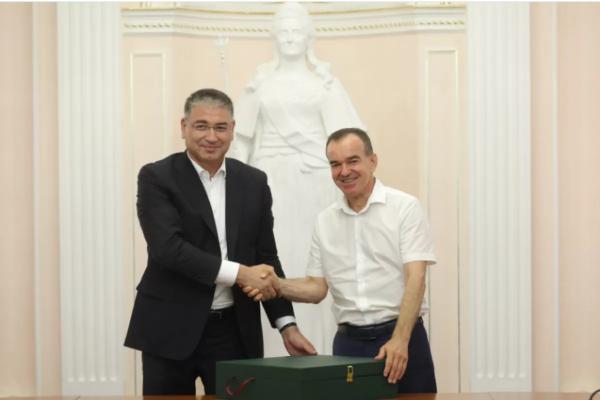 
Губернатор Кубани Вениамин Кондратьев встретился с хокимом Сырдарьинской области Республики Узбекистан Акмалжоном Махмудалиевым                    