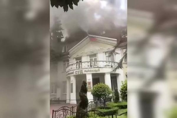 В здании районного суда Сочи произошел пожар на площади 600 кв. метров
В здании районного суда Сочи произошел пожар на площади 600 кв. метров