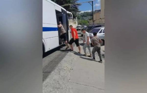 Больше 70 мигрантов проверили и дактилоскопировали в Сочи
Больше 70 мигрантов проверили и дактилоскопировали в Сочи