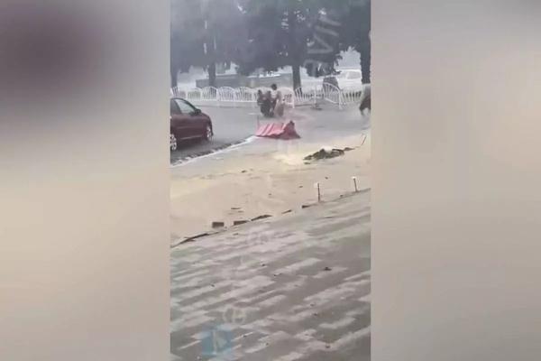Мощный поток воды едва не унес пожилую жительницу Армавира во время залпового ливня
Мощный поток воды едва не унес пожилую жительницу Армавира во время залпового ливня