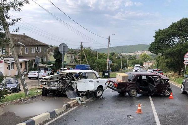 
Один человек погиб и трое пострадали в ДТП на встречке в Анапе                    