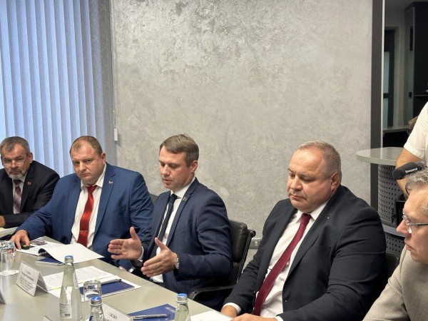 Вениамин Кондратьев встретился с руководством компании «Белгипродор» в Минске Вениамин Кондратьев встретился с руководством компании «Белгипродор» в Минске
