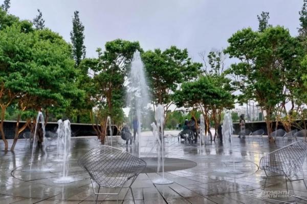 
В парке &laquo;Краснодар&raquo; открыли новую локацию с футуристичными скамейками    