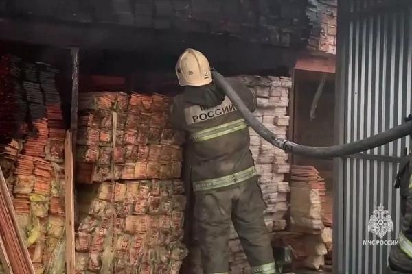 
Два человека пострадали при пожаре на складе в Краснодаре                    