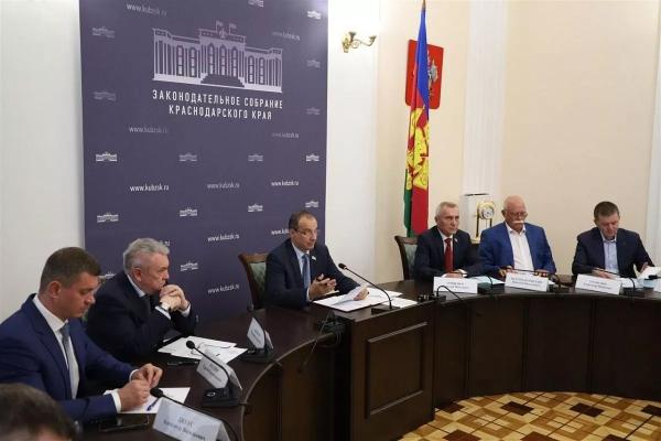 
Юрий Бурлачко: ﻿&laquo;Мы рассчитываем обеспечить к 2030 году отечественными семенами наше сельское хозяйство на уровне не менее 75 процентов&raquo;                    
