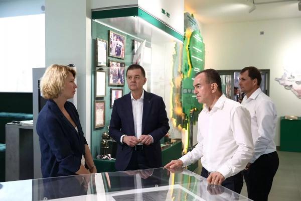 Оксана Лут и Вениамин Кондратьев оценили научную базу Кубанского аграрного университета
Оксана Лут и Вениамин Кондратьев оценили научную базу Кубанского аграрного университета