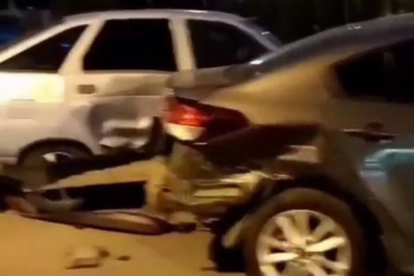 
Пьяная девушка на &laquo;Ладе&raquo; снесла шесть припаркованных автомобилей в Краснодаре                    