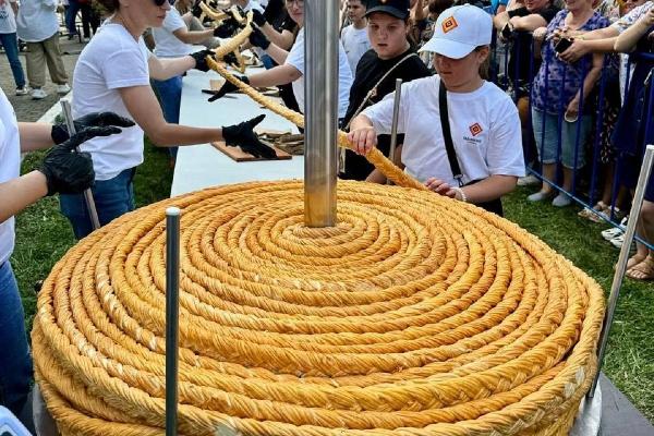 
Рекордный сыр-косичку сплели в Адыгее                    