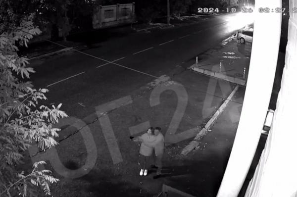 
В Краснодаре полиция разыскивает пару, стрелявшую на улице из пистолета    