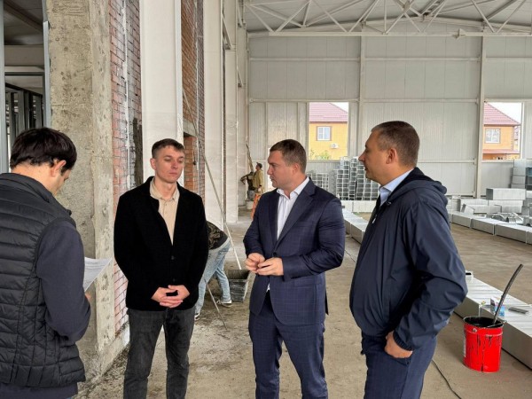 Александр Нестеренко проверил ход строительства социальных объектов в Тимашевском и Приморско-Ахтарском районах