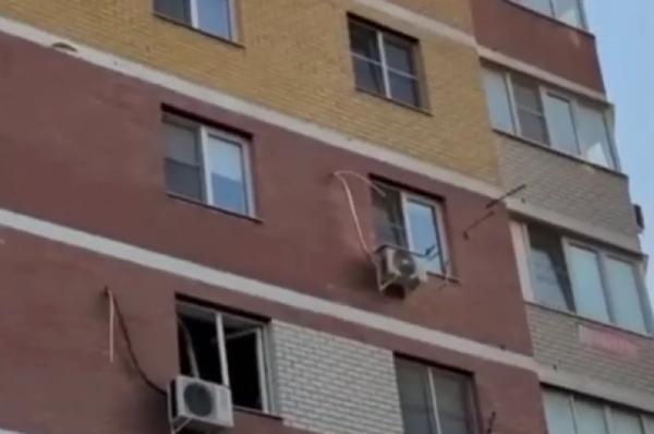 
В Краснодаре из-за взрыва газового баллона повредились квартиры и авто    