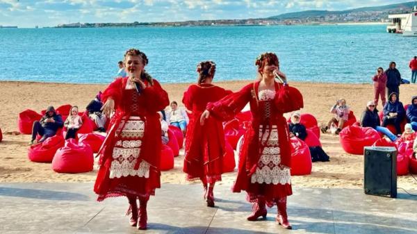 Концерты и спортивные игры с видом на море: в Геленджике открыли зимние пляжи
