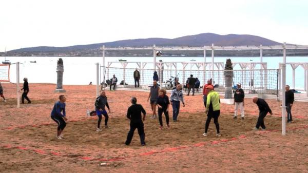 Концерты и спортивные игры с видом на море: в Геленджике открыли зимние пляжи