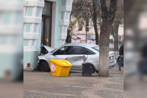 Девушка на «Ладе Гранте» въехала в здание музея им. Ф. А. Коваленко в Краснодаре
Девушка на «Ладе Гранте» въехала в здание музея им. Ф. А. Коваленко в Краснодаре