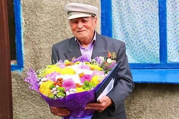 Губернатор Кубани Вениамин Кондратьев поздравил ветерана-долгожителя из Темрюка с днем рождения
Губернатор Кубани Вениамин Кондратьев поздравил ветерана-долгожителя из Темрюка с днем рождения